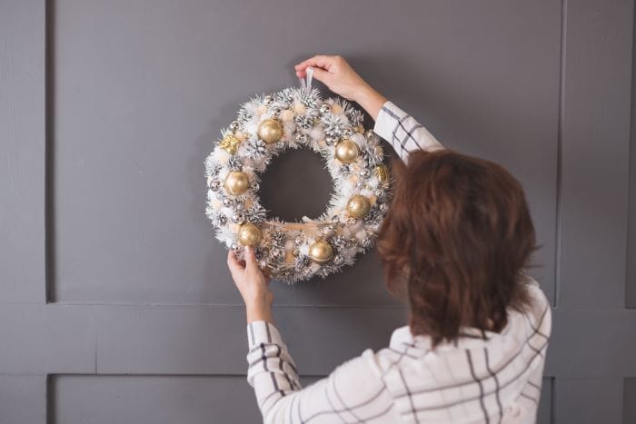 Accrocher une couronne de Noël à un mur