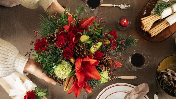 Table de Noël décorée à la main avec des fleurs