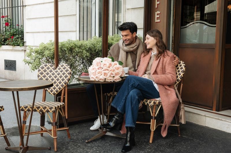 Couple à une terrasse d'un café