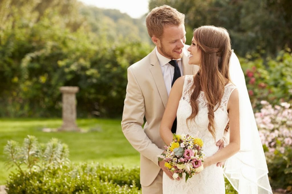 Jeune couple en train de célébrer leur mariage