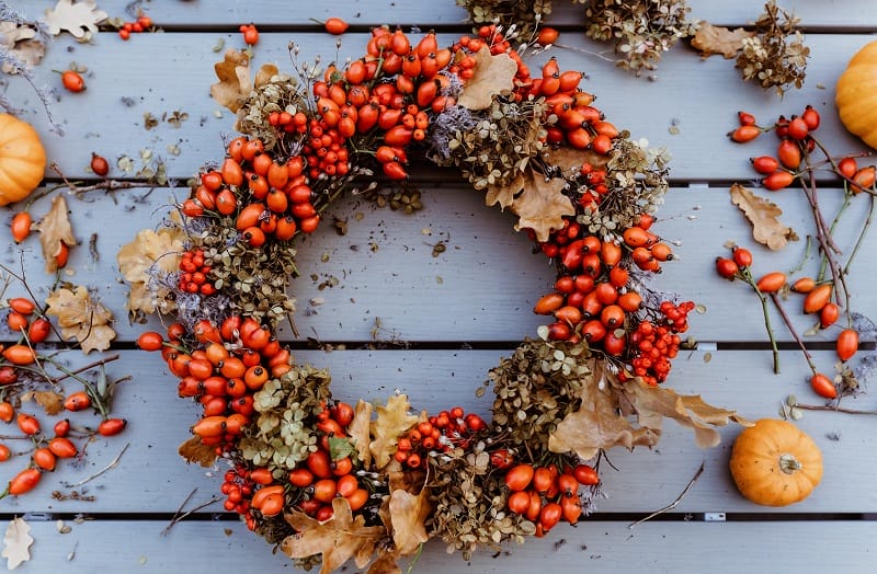 Couronne de fleurs aux couleurs d'Halloween