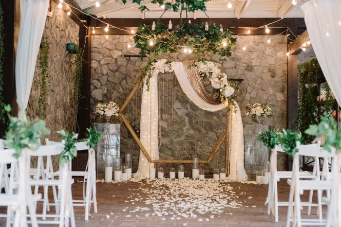 fleurs de mariage pour orner les murs d’une salle