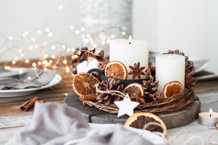 Guirlande avec des oranges pour la table de Noël