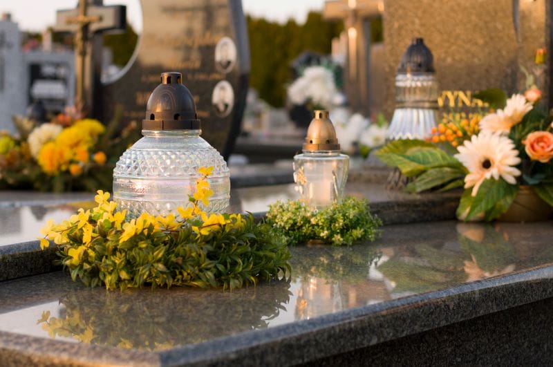 Décoration pour tombe au cimetière