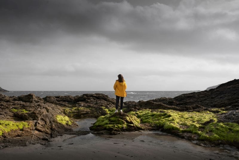 Femme équipée contre la pluie