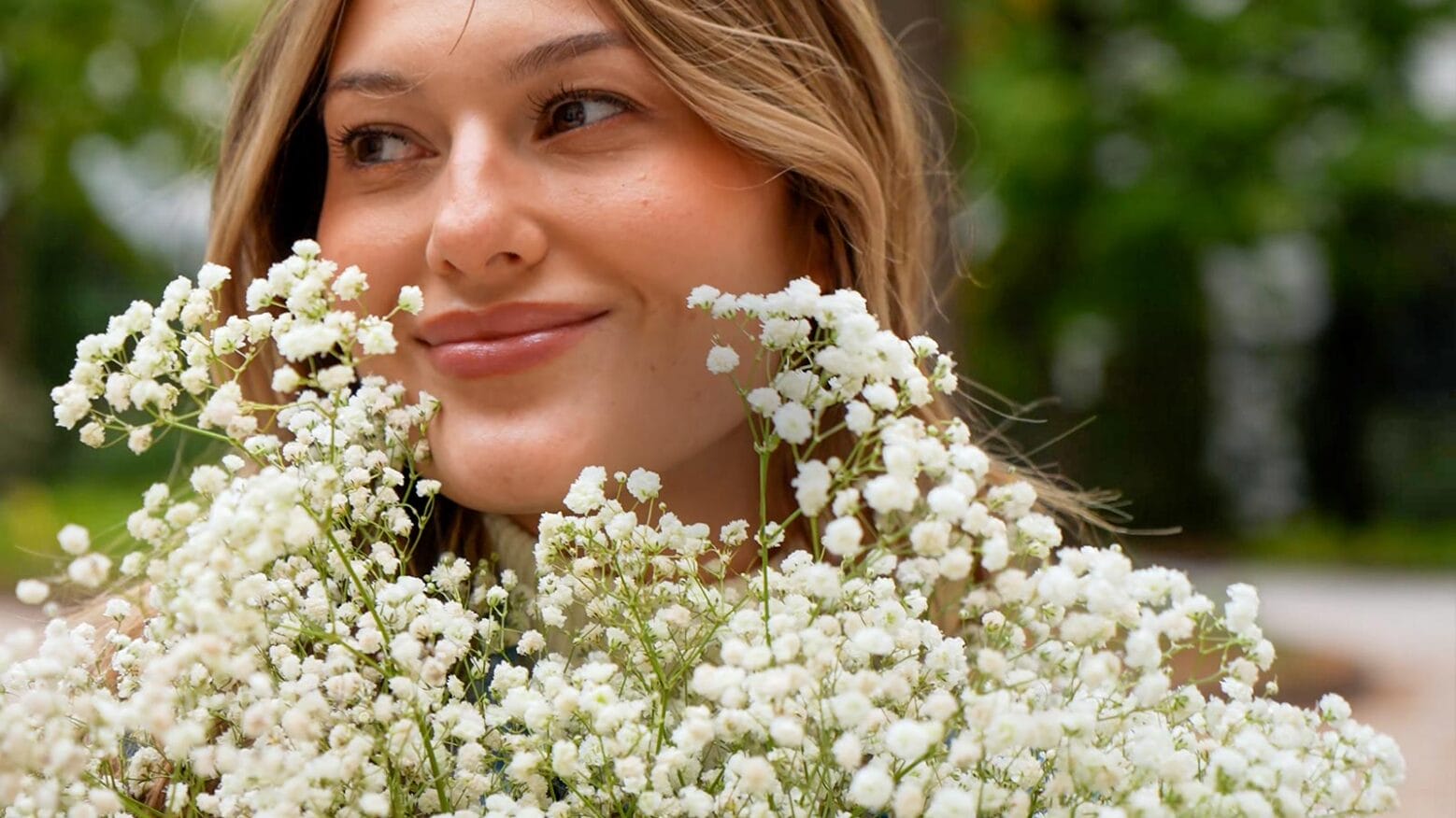 Femme avec bouquet de muguet