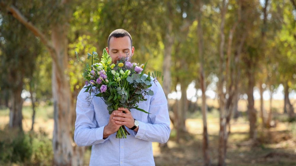 homme avec un bouquet de fleurs
