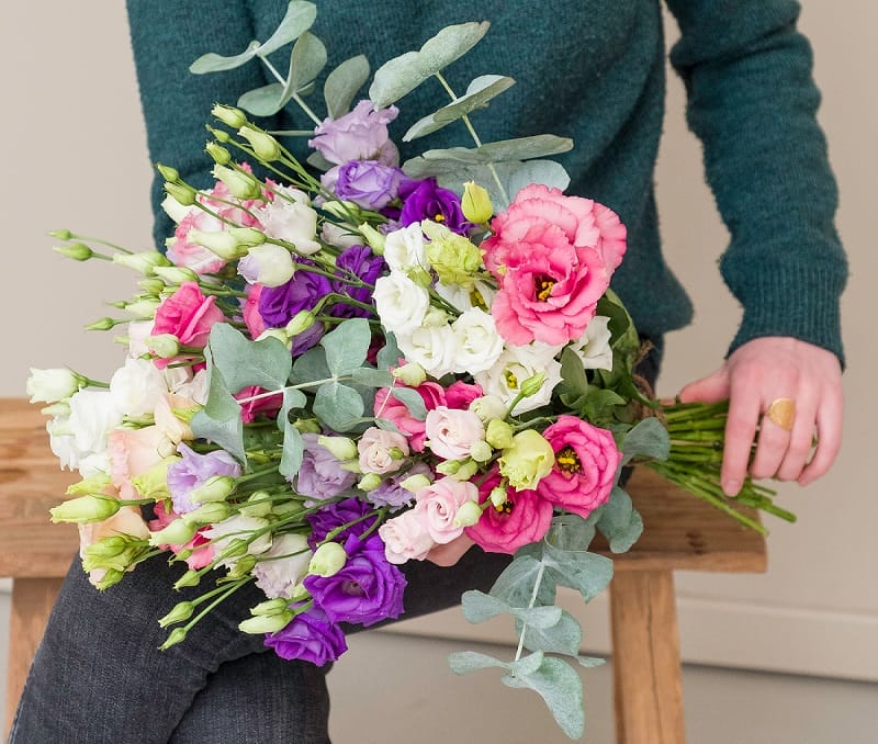 Bouquet de lisianthus de plusieurs couleurs