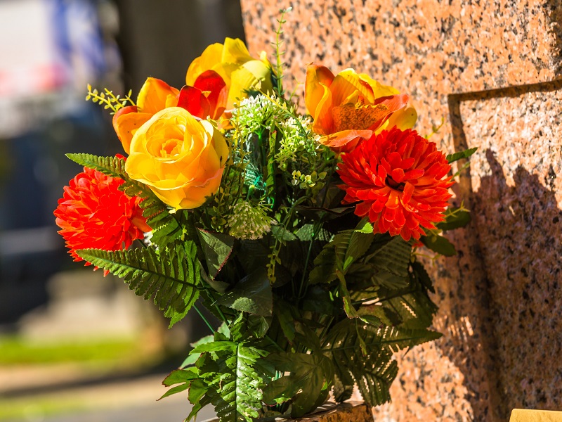 Bouquet de fleurs posé sur une tombe