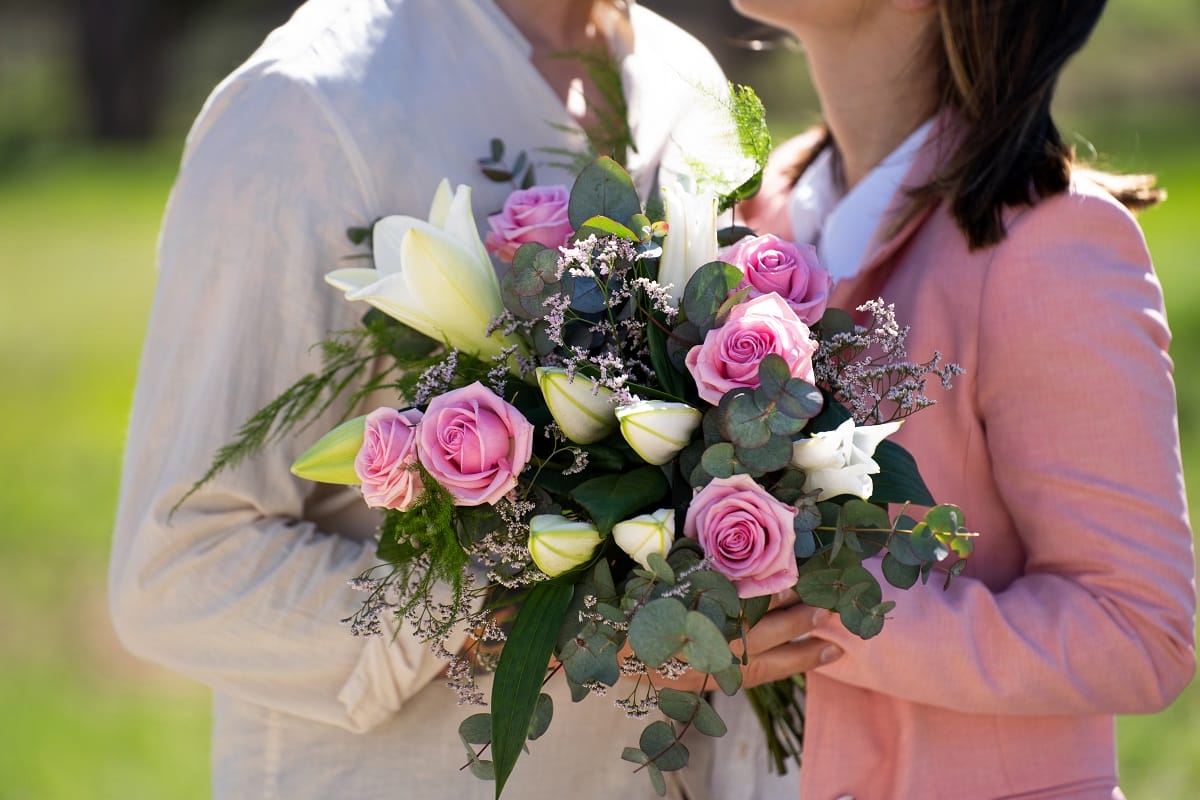 Couple tenant un bouquet de fleurs