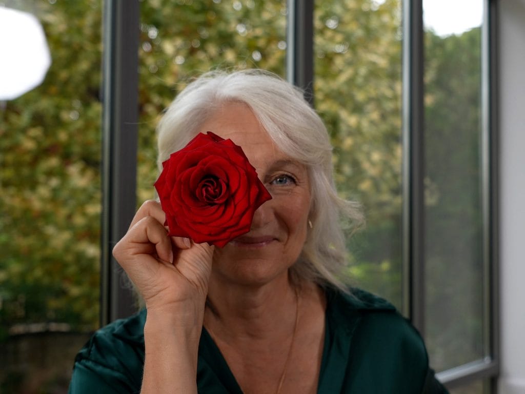 Grand-mère avec une rose rouge à la main