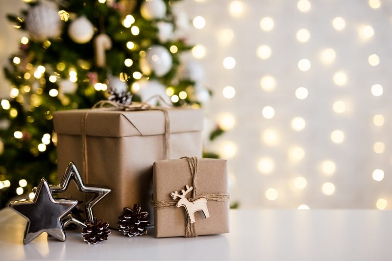 Cadeaux au pied d'un sapin de Noël