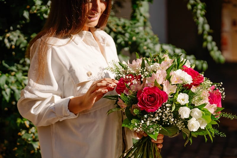 Femme avec un bouquet de fleurs dans les mains