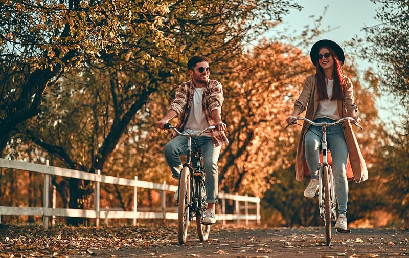 Un homme et une femme se promenant à vélo