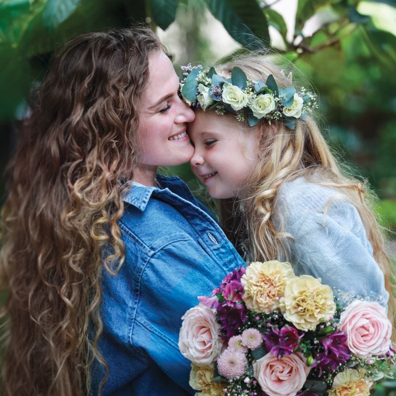 maman et sa fille avec une couronne en fleur