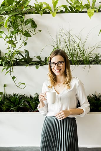 Femme sur son lieu de travail souriante