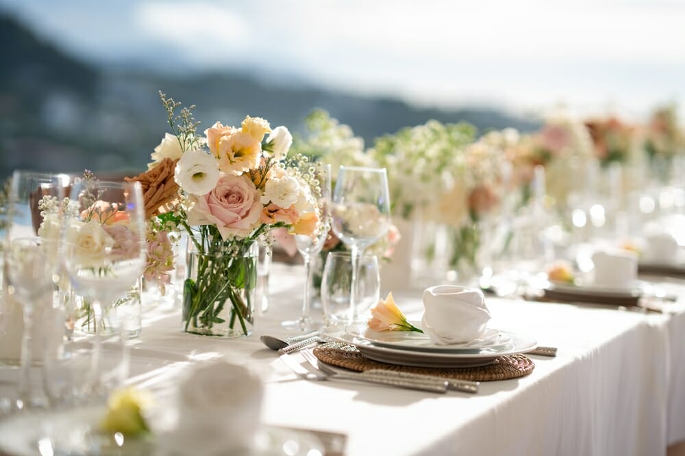 Composition florale sur une table blanche de mariage