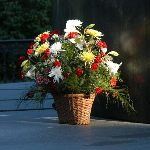 Panier fleuri pour cimetière