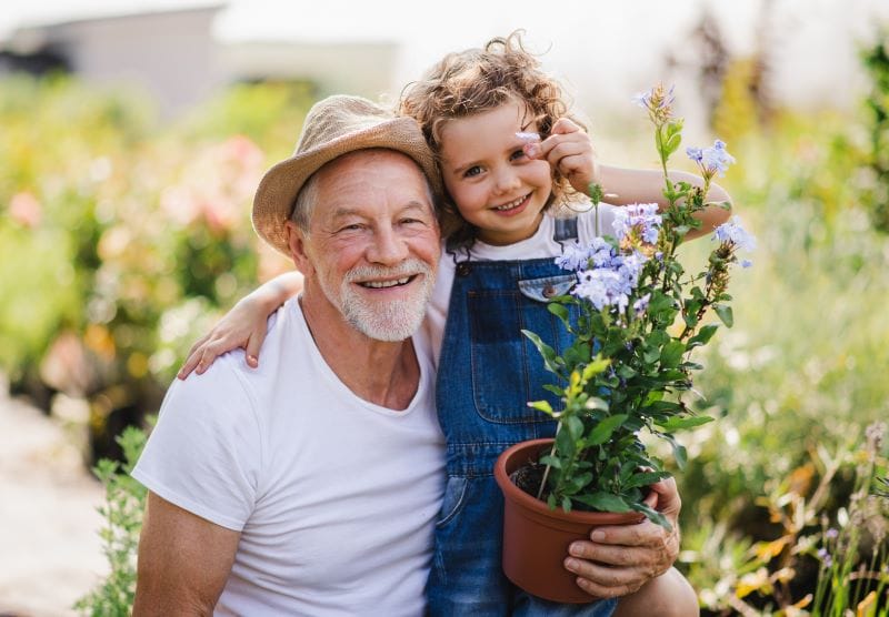 grand père avec sa petite fille jardinage