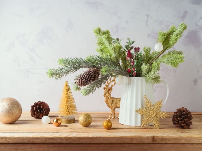 Table de Noël avec bouquet fait de sapin