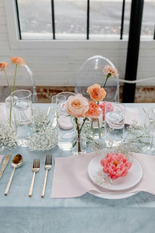 Table de mariage décorée avec des fleurs